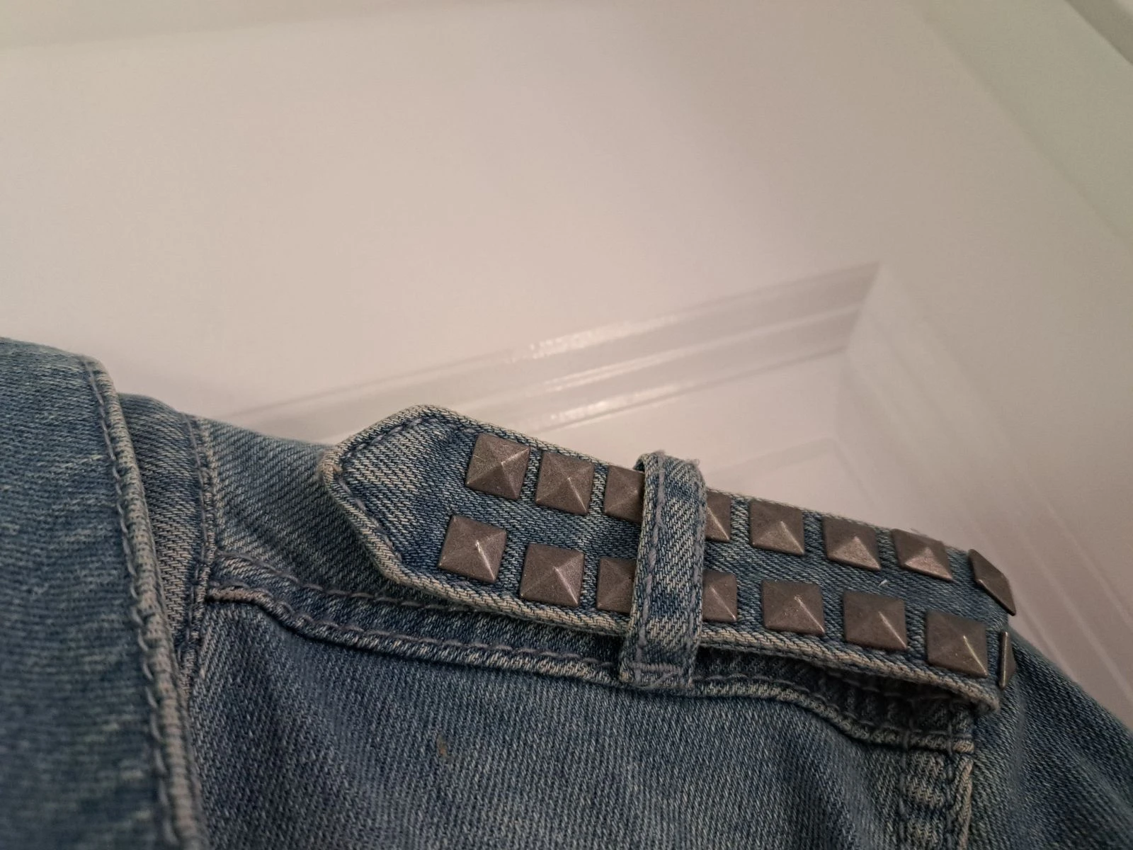 Jaqueta de Jeans Splinternieuw com studs (etiqueta de preço ainda está presa) – photo 3